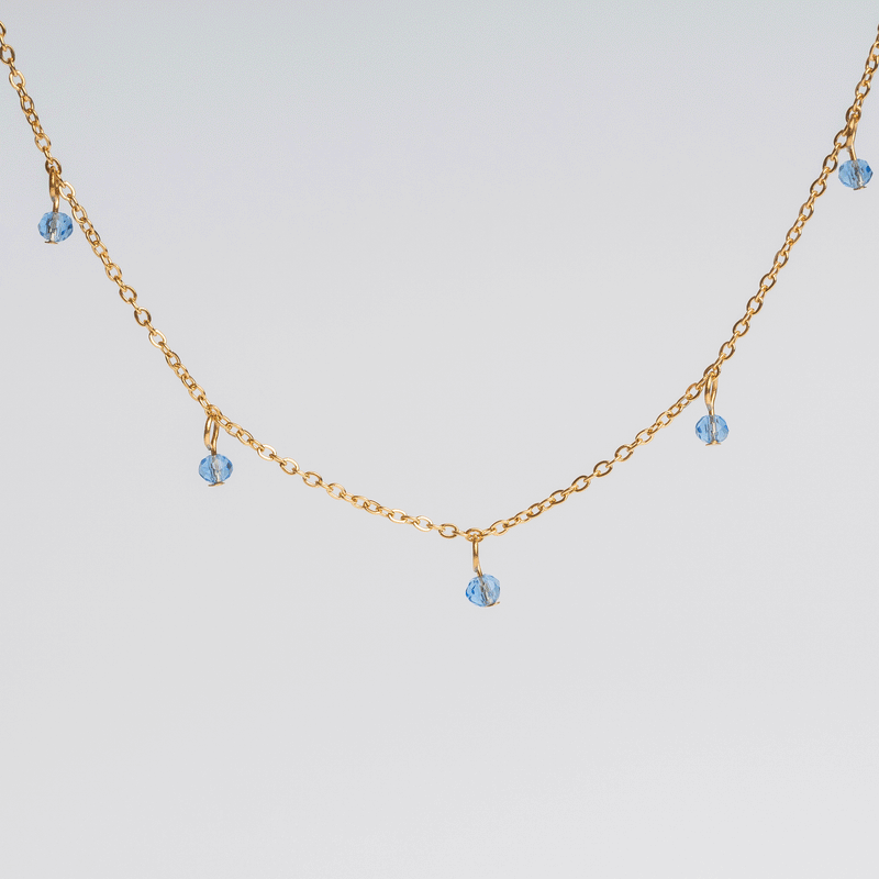 Collar de acero inoxidable dorado con piedras azules