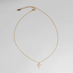 Collar de acero inoxidable dorado con zirconias