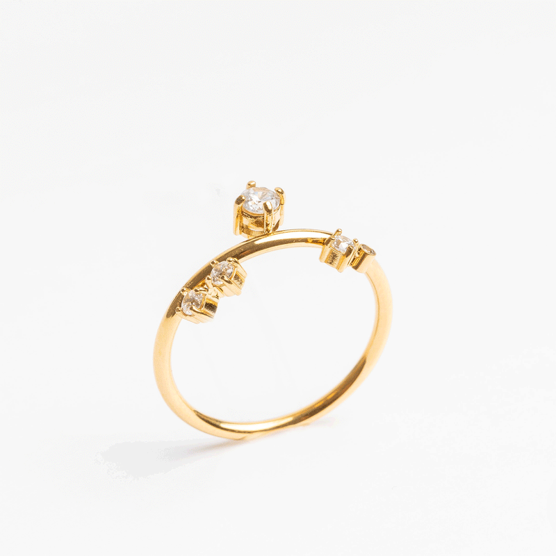 Anillo dorado de acero inoxidable con zirconias