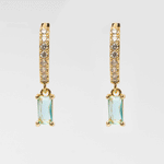 Arete dorado de acero inoxidable con zirconia celeste