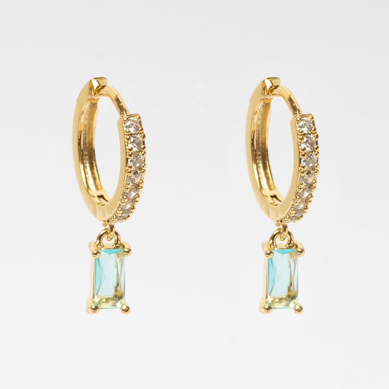 Arete dorado de acero inoxidable con zirconia celeste