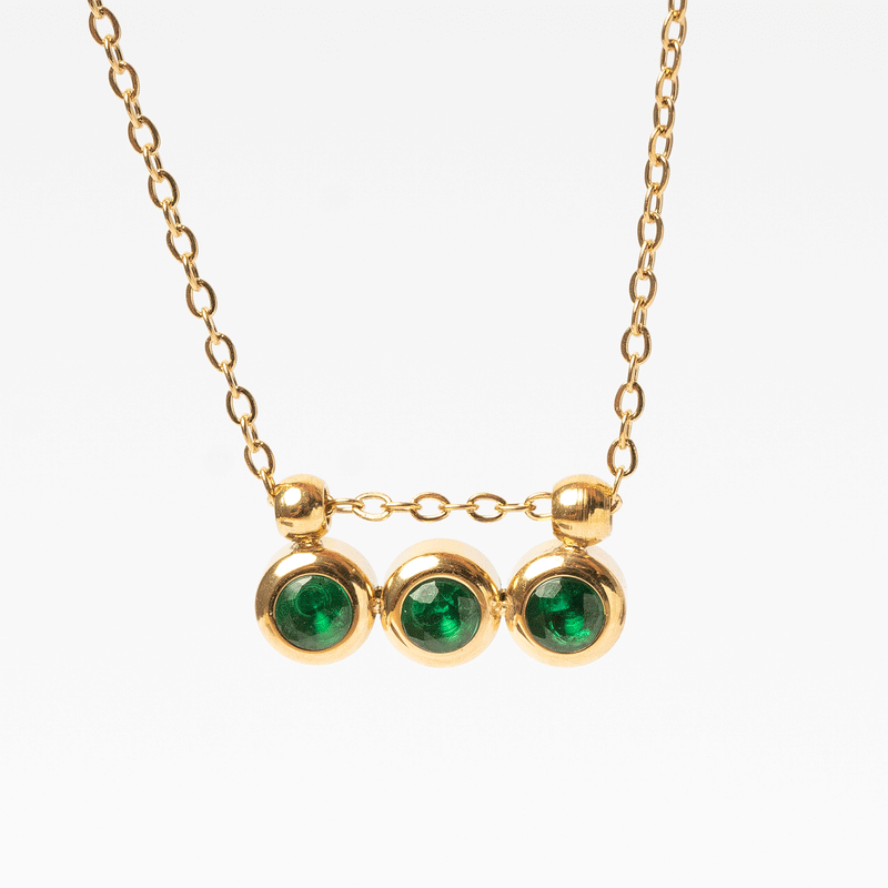 Collar dorado de acero inoxidable con zirconias verdes