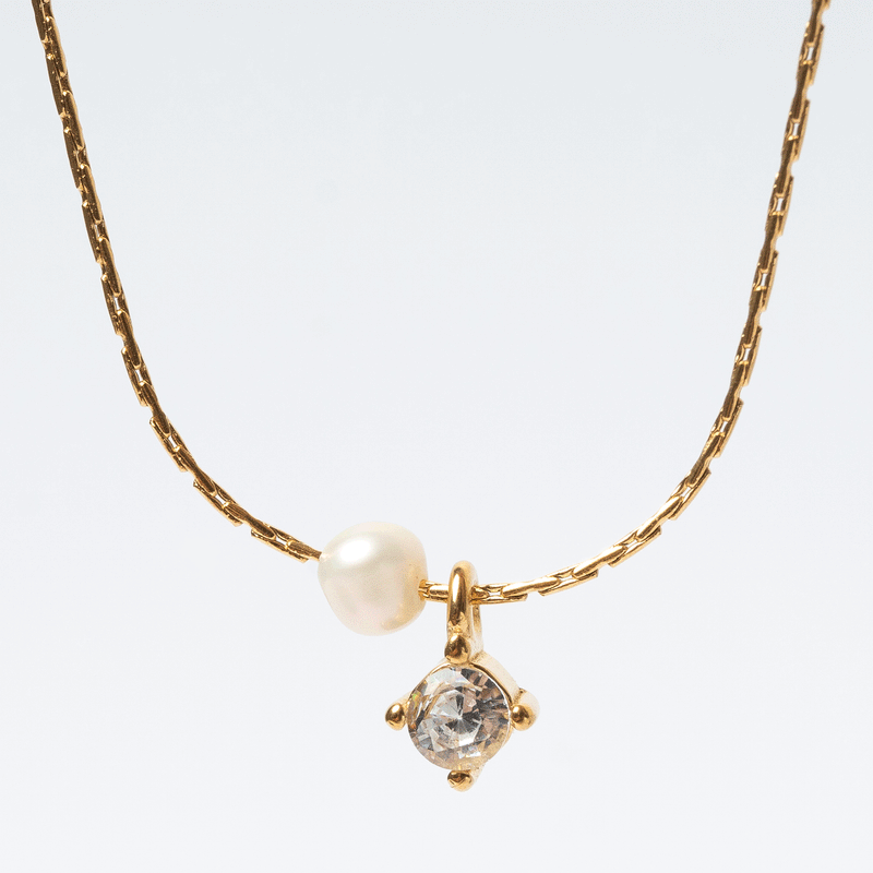 Collar de acero inoxidable dorado con zirconia y perla