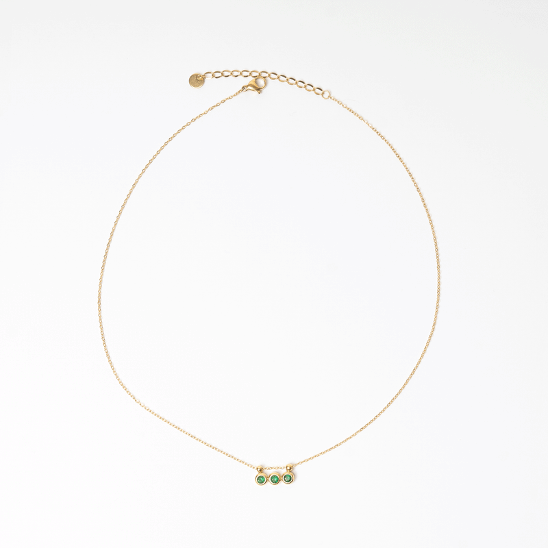 Collar dorado de acero inoxidable con zirconias verdes