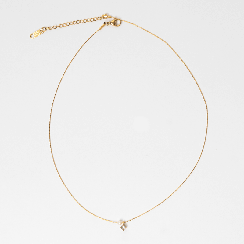 Collar de acero inoxidable dorado con zirconia y perla