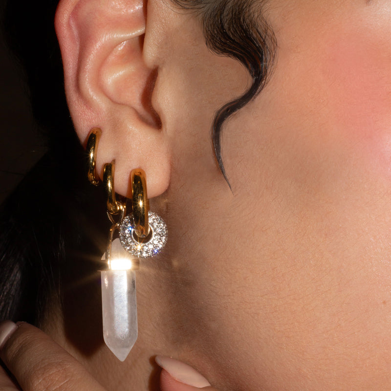 La modelo muestra tres arracadas en su oreja