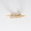 Anillo dorado de forma trenzada con zirconias de forma rectangular