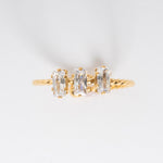 Anillo dorado de forma trenzada con zirconias de forma rectangular