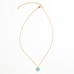 Collar dorado con dije en forma de ojo en color turquesa