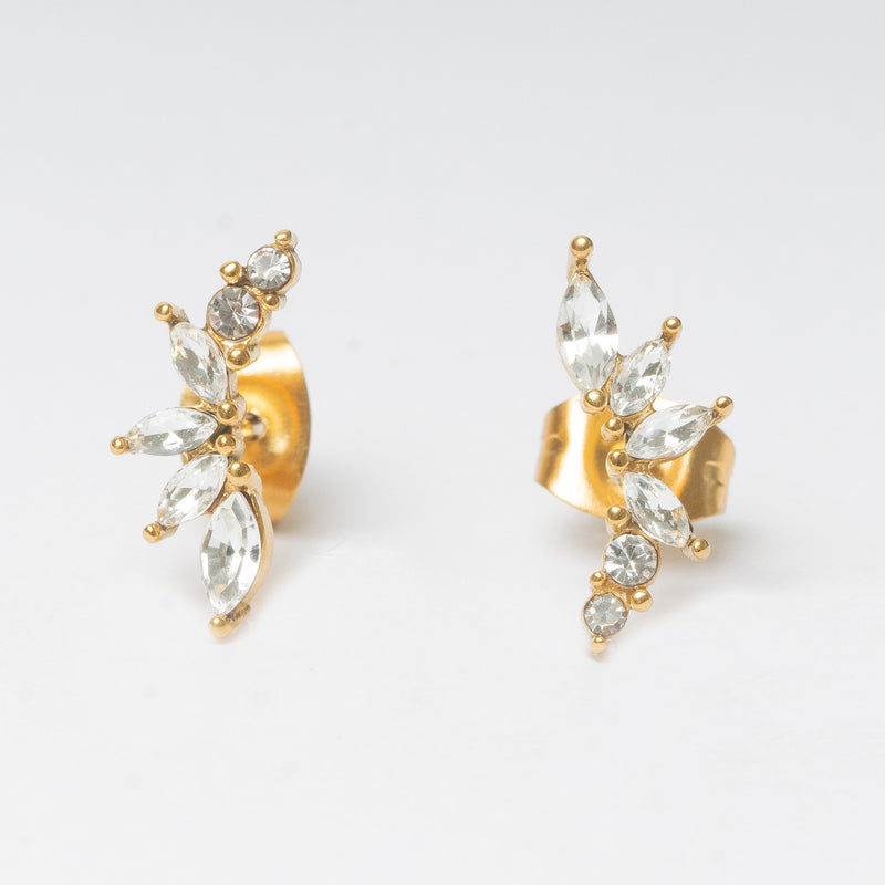 No hay nada mejor que darle un toque a tu look con ls Kristall Studs.  Esta pieza es discreta pero lo suficientemente elegante para usar en cualquier tipo de evento. Recomendamos los Kristall studs tanto para un evento de día o de noche. 