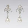 Los aretes perfecto para las novias amantes de las perlas.  En tu día especial te recomendamos los aretes Perle Bridal. Estos aretes también son una excelente opción para un evento formal en el que quieras resaltar. Recomendamos usar un peinado semi recogido para así poderlos lucir.