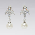 Los aretes perfecto para las novias amantes de las perlas.  En tu día especial te recomendamos los aretes Perle Bridal. Estos aretes también son una excelente opción para un evento formal en el que quieras resaltar. Recomendamos usar un peinado semi recogido para así poderlos lucir.