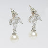 Los aretes perfecto para las novias amantes de las perlas.  En tu día especial te recomendamos los aretes Perle Bridal. Estos aretes también son una excelente opción para un evento formal en el que quieras resaltar. Recomendamos usar un peinado semi recogido para así poderlos lucir.