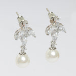 Los aretes perfecto para las novias amantes de las perlas.  En tu día especial te recomendamos los aretes Perle Bridal. Estos aretes también son una excelente opción para un evento formal en el que quieras resaltar. Recomendamos usar un peinado semi recogido para así poderlos lucir.