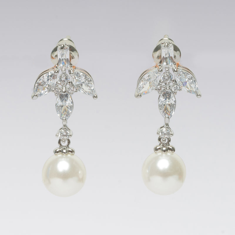 Los aretes perfecto para las novias amantes de las perlas.  En tu día especial te recomendamos los aretes Perle Bridal. Estos aretes también son una excelente opción para un evento formal en el que quieras resaltar. Recomendamos usar un peinado semi recogido para así poderlos lucir.