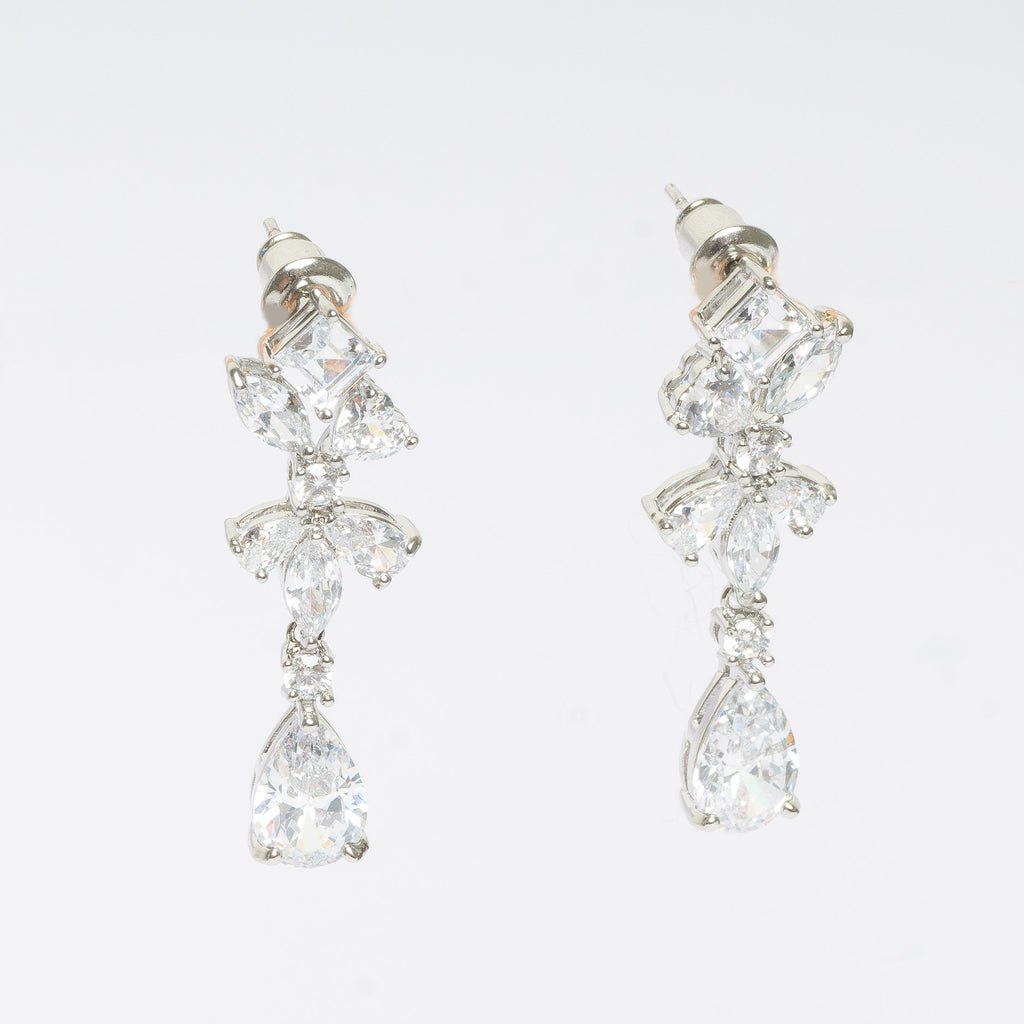 Los Spark Earrings son una excelente opción tanto para las novias que les gusta un look clásico y elegante como para aquellos eventos formales en los que quieres lucirte con los accesorios perfectos.
