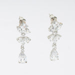 Los Spark Earrings son una excelente opción tanto para las novias que les gusta un look clásico y elegante como para aquellos eventos formales en los que quieres lucirte con los accesorios perfectos.