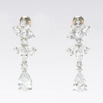Los Spark Earrings son una excelente opción tanto para las novias que les gusta un look clásico y elegante como para aquellos eventos formales en los que quieres lucirte con los accesorios perfectos.