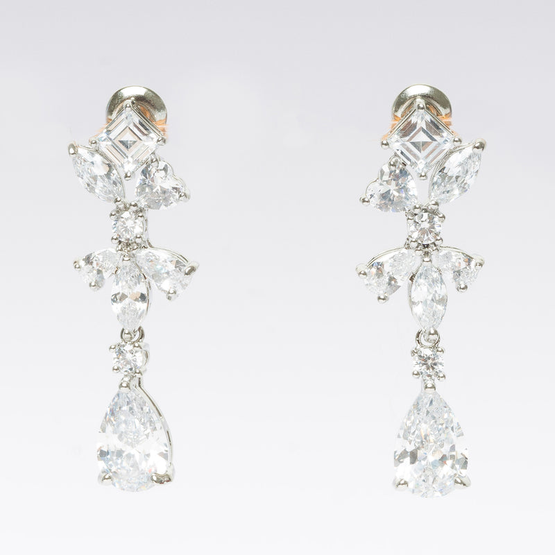 Los Spark Earrings son una excelente opción tanto para las novias que les gusta un look clásico y elegante como para aquellos eventos formales en los que quieres lucirte con los accesorios perfectos.