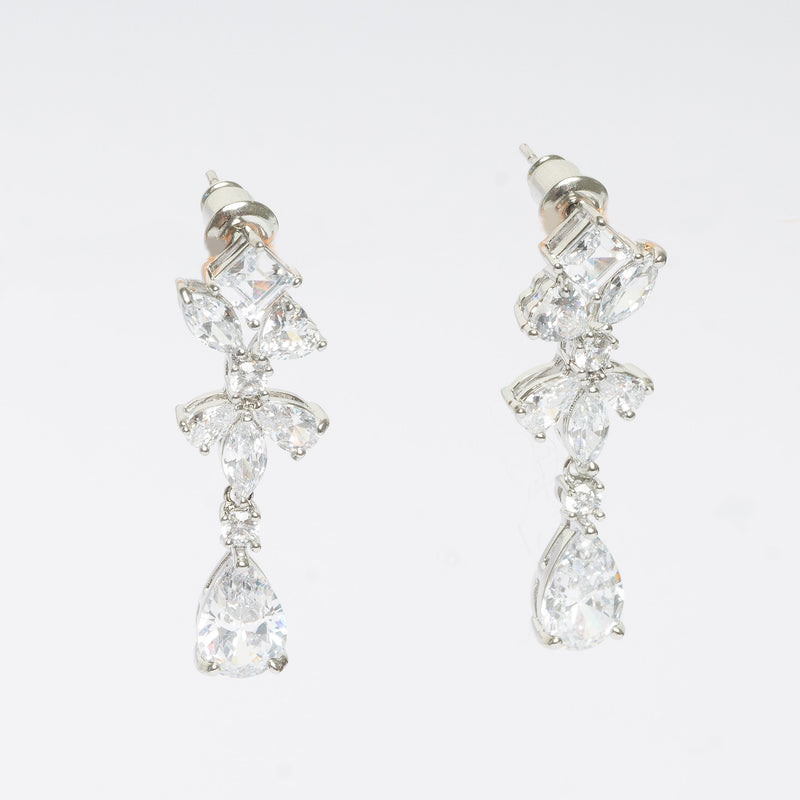 Los Spark Earrings son una excelente opción tanto para las novias que les gusta un look clásico y elegante como para aquellos eventos formales en los que quieres lucirte con los accesorios perfectos.