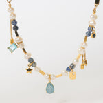Eleva tú look de manera sutil esta primavera con el colorido collar Galaxy Charms.  Un collar perfecto para un evento de día como un brunch, bautizo, o primera comunión. Este collar también es una buena opción para elevar un look más casual.