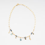 Eleva tú look de manera sutil esta primavera con el colorido collar Galaxy Charms.  Un collar perfecto para un evento de día como un brunch, bautizo, o primera comunión. Este collar también es una buena opción para elevar un look más casual.