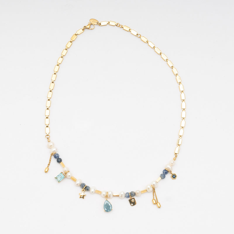 Eleva tú look de manera sutil esta primavera con el colorido collar Galaxy Charms.  Un collar perfecto para un evento de día como un brunch, bautizo, o primera comunión. Este collar también es una buena opción para elevar un look más casual.