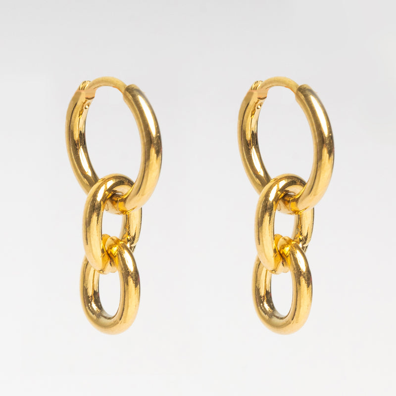 arracadas con cadenas en color dorado