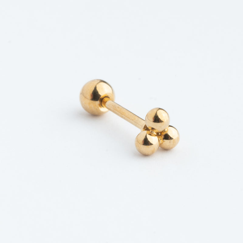 Piercing dorado con bolitas en forma de triángulo
