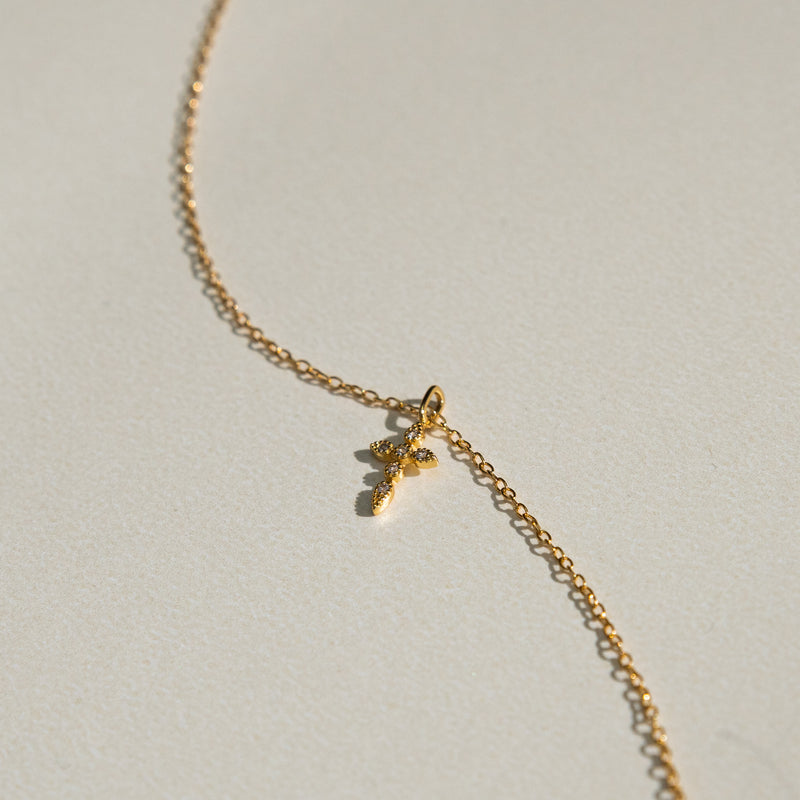 Collar de Plata con dije en forma de Cruz con cristales de Zirconias en color Dorado