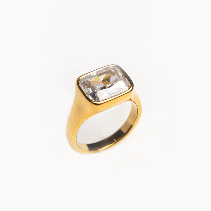 Anillo dorado de acero inoxidable con zirconia rectangular