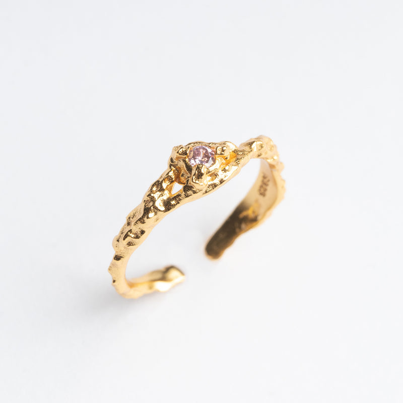 Anillo de plata color dorado con Zirconia rosa