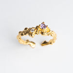 Anillo dorado de plata con acabado mate y zirconias de dos colores