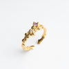 Anillo dorado de plata con acabado mate y zirconias de dos colores