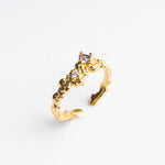 Anillo dorado de plata con acabado mate y zirconias de dos colores