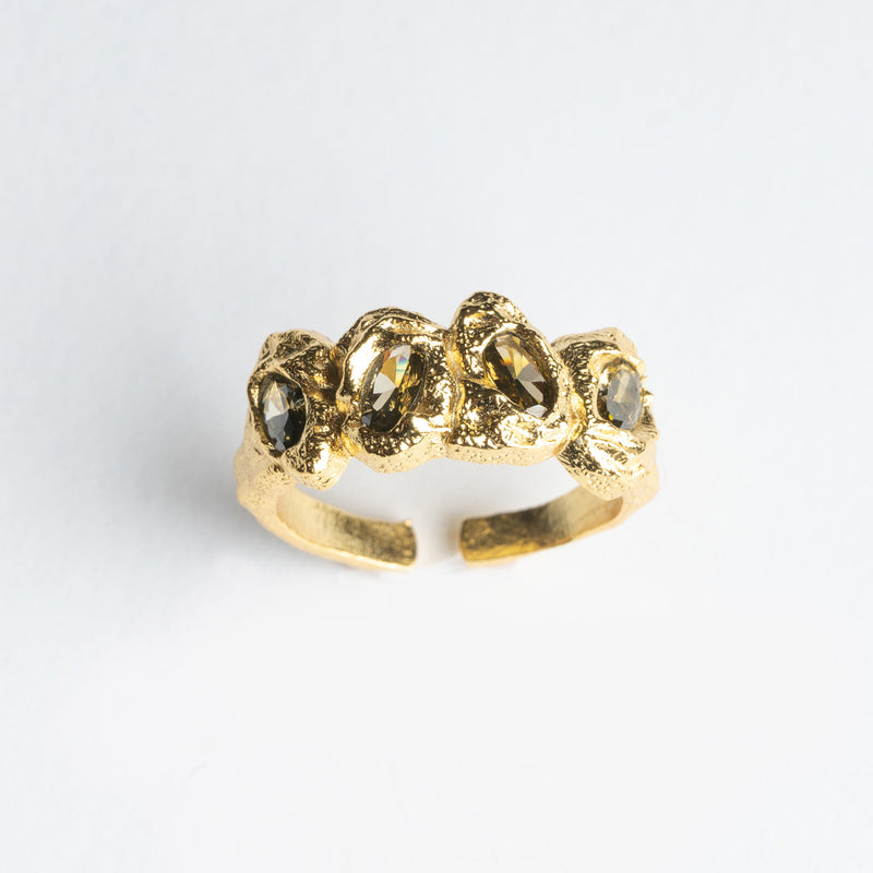 Anillo de plata en color dorado con zirconias tornasol en color dorado