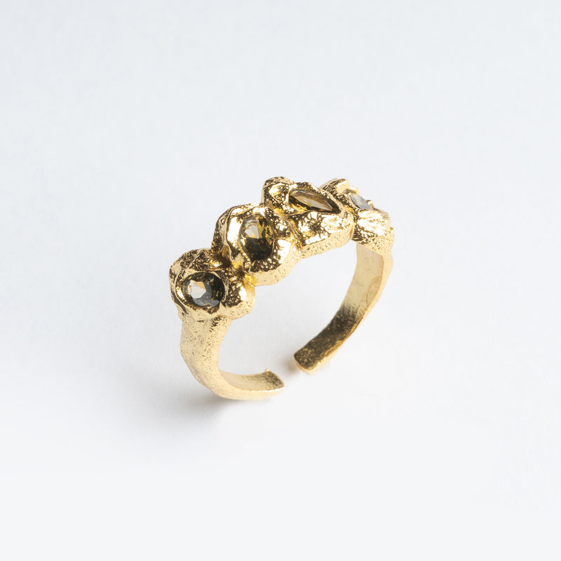 Anillo de plata en color dorado con zirconias tornasol en color dorado