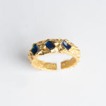 Anillo de plata en color dorado con piedras azules