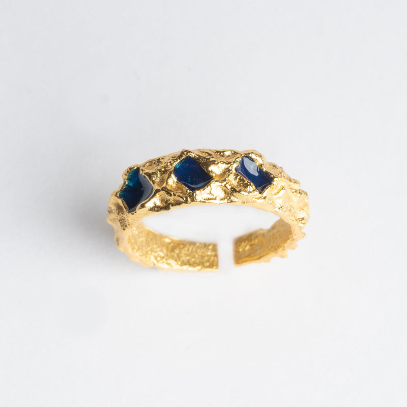 Anillo de plata en color dorado con piedras azules