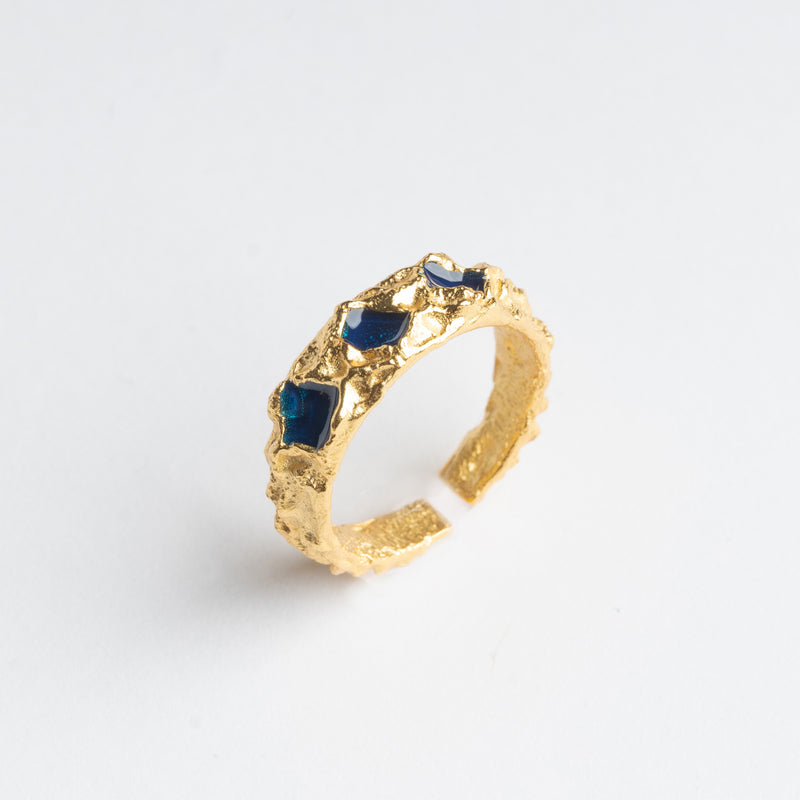 Anillo de plata en color dorado con piedras azules