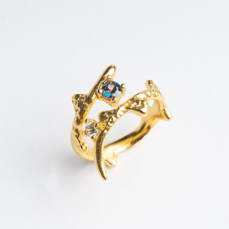 Anillo de Plata en color dorado con acabado semi mate con piedras