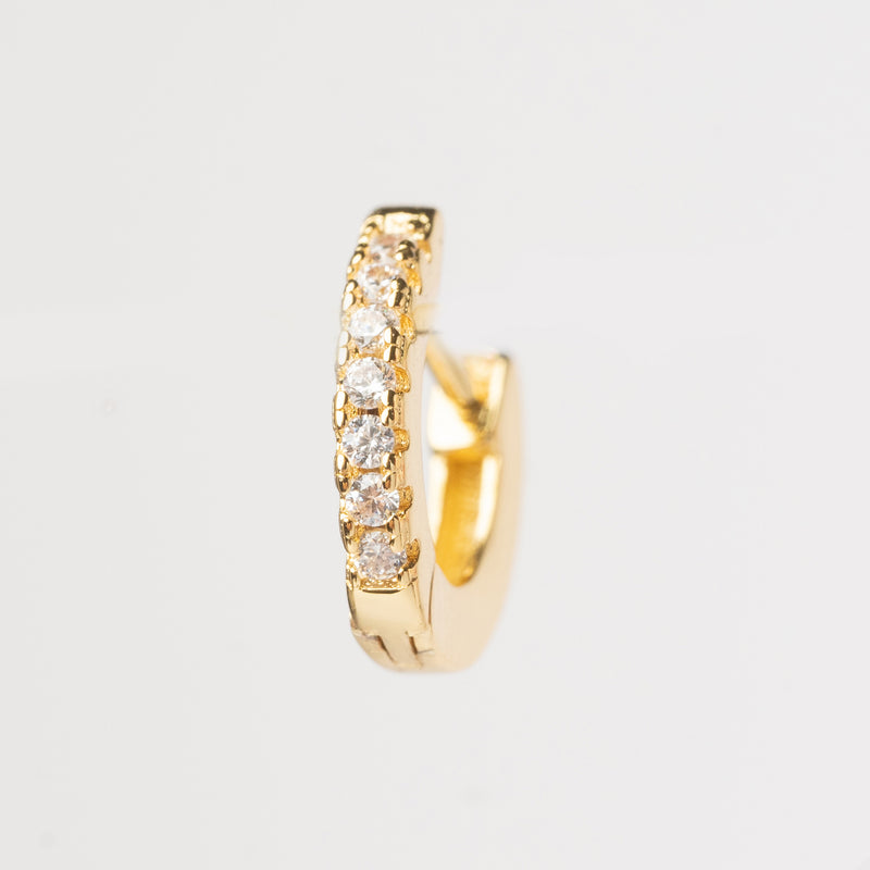 Arracada miniatura en color dorado con cristales de zirconias