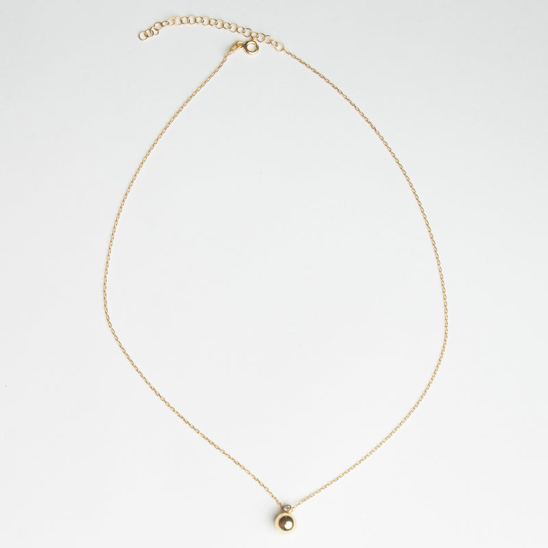 Collar dorado de plata con dije en forma de esfera