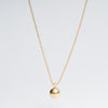 Collar dorado de plata con dije en forma de esfera