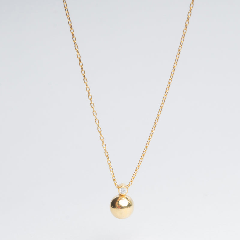 Collar dorado de plata con dije en forma de esfera