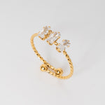 Anillo dorado de forma trenzada con zirconias de forma rectangular