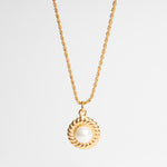 collar dorado con perla
