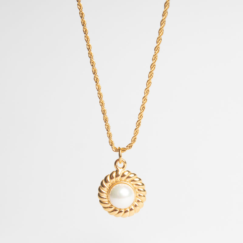 collar dorado con perla