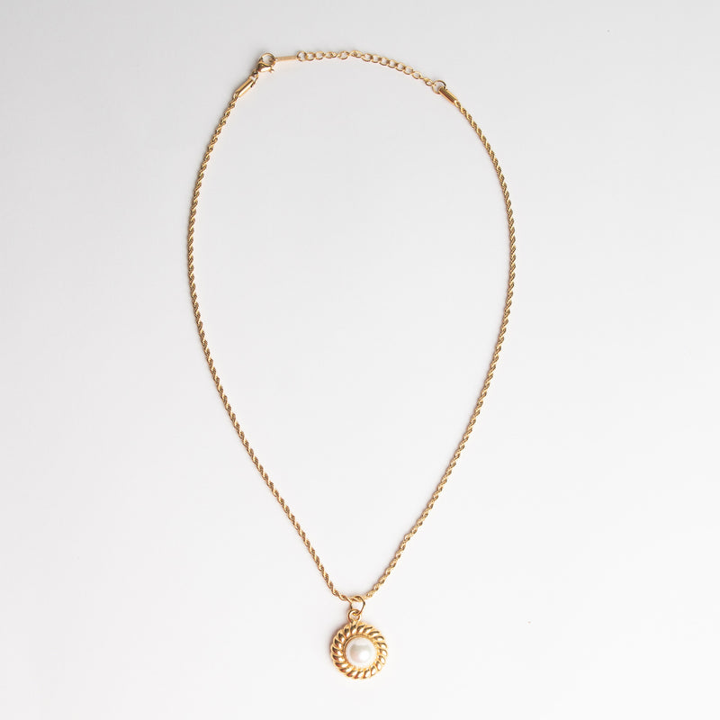 collar dorado con perla