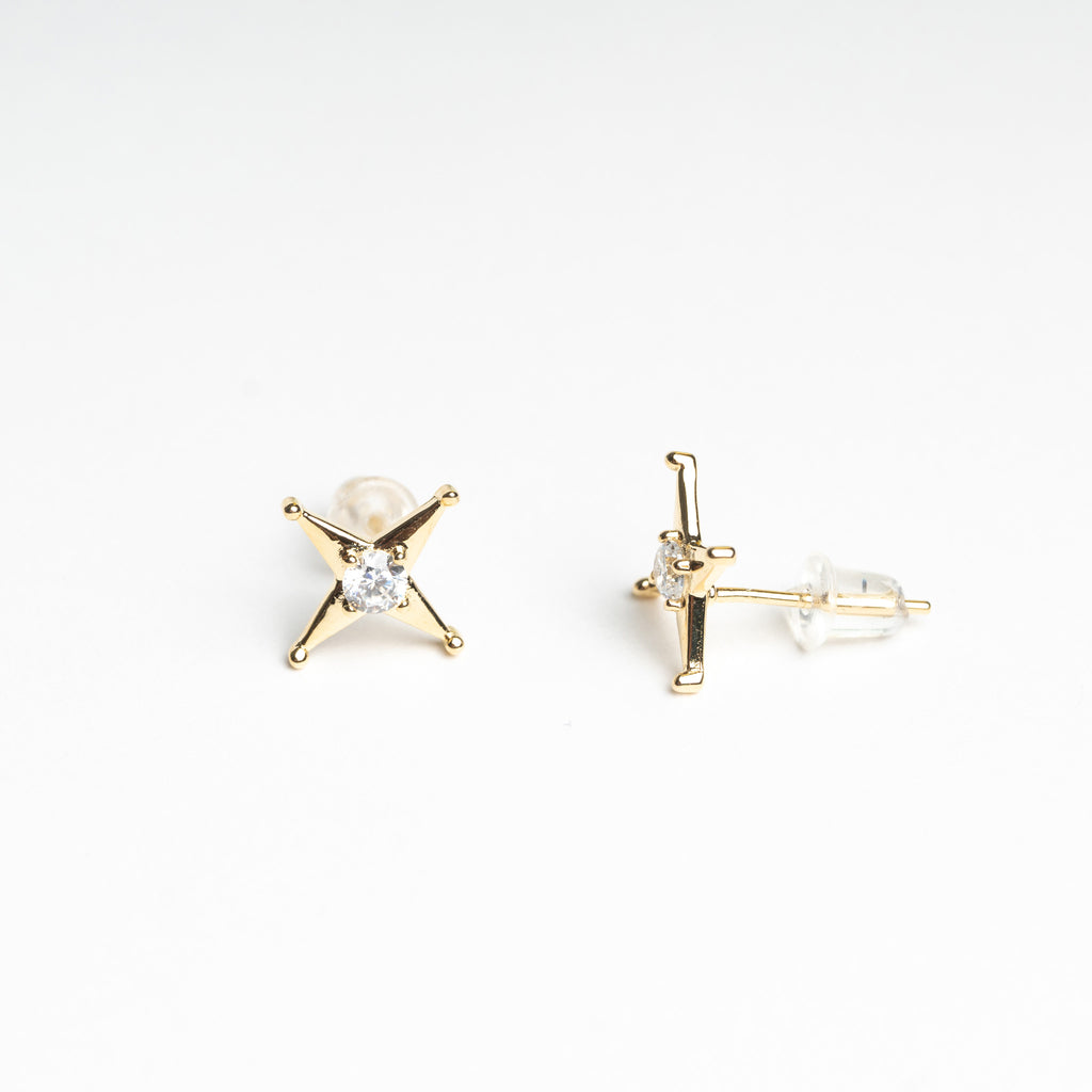 Aretes de Plata en color dorado en forma de estrellas de 4 puntas